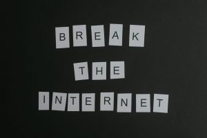 Conceptual flat lay of 'Break the Internet' message with white letters on a black background. — Erfahrungen mit dem Bereich L