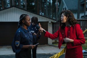 A journalist interviewing a policewoman at a crime scene during twilight. — Happy Hugo Casino propose-t-il un vrai confort su