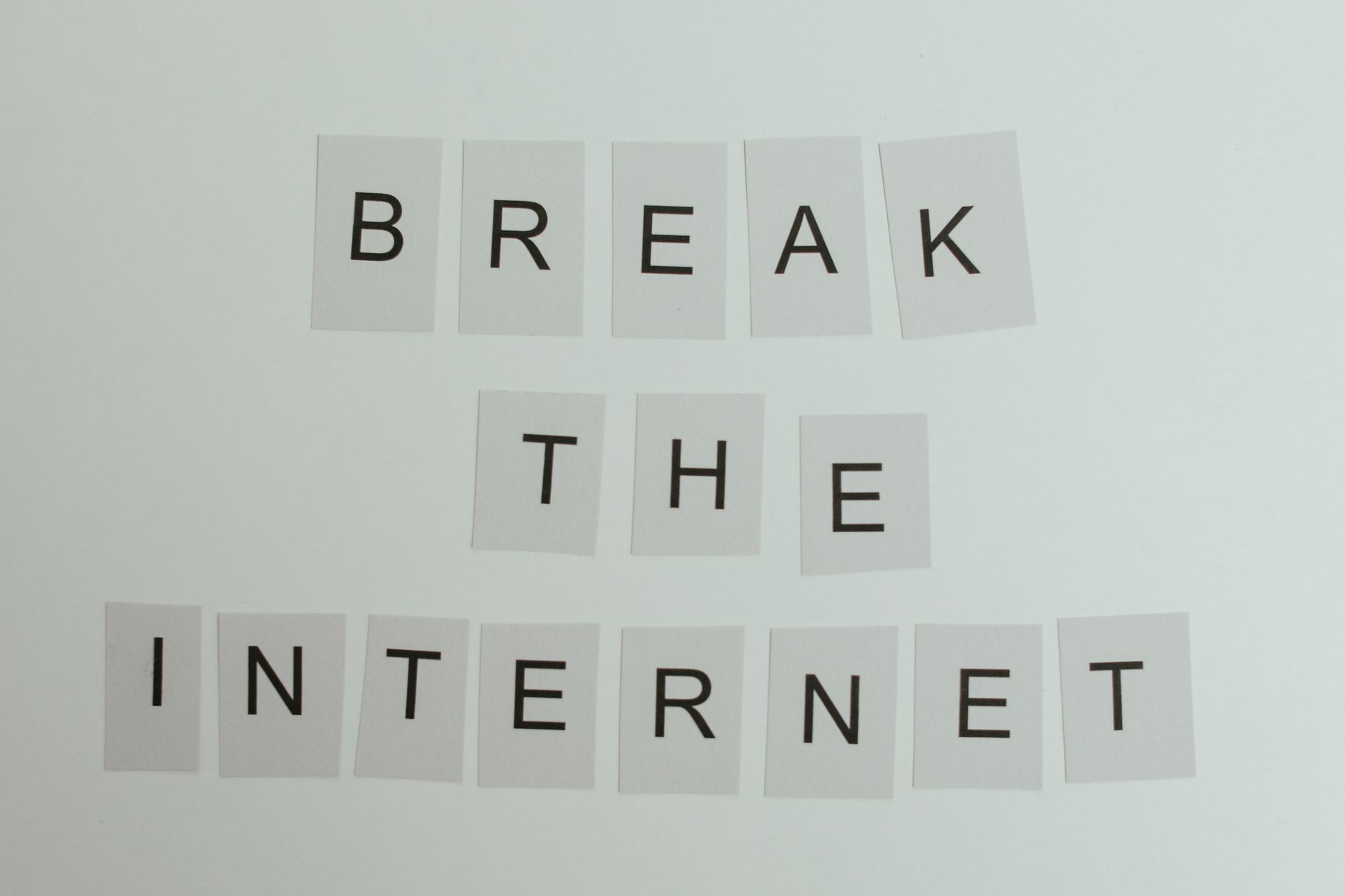 Conceptual image with text 'Break the Internet' using letter cards on a light background. — Jackpot Bob Casino la roulette so